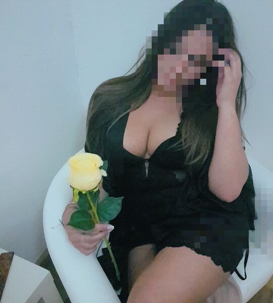Soy carmen tengo 22 años, soy nueva en barcelona y me estoy iniciando en el mundo de los masajes eróticos... soy una chica divertida, atrevida y cañera. tengo una larga melena, una ojos negros profundos, mido 1.60 y sí, soy la chica de las fotos aunque aún no tengo mucha experiencia en los masajes eróticos tengo muchas ganas de aprender y de practicar...contigo si quieres.... . estoy con dos amigas que han alquilado un pequeño local aunque cada una trabajamos por nuestra cuenta pero si quieres puedes estar con dos