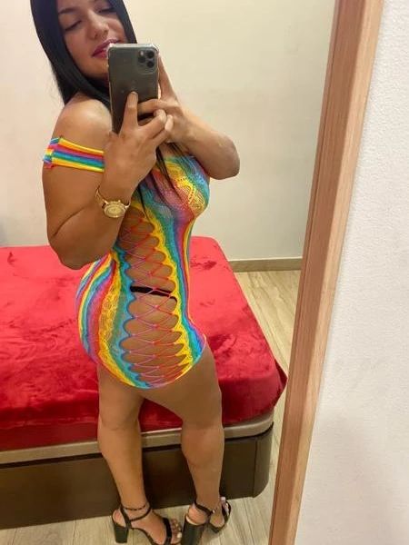 Soy clara una masajista joven implicada delicada y cariñosa mis manos te daran mucho placer sentiras que estas en el cielo ven a conocerme visa bizum copa de cortesia